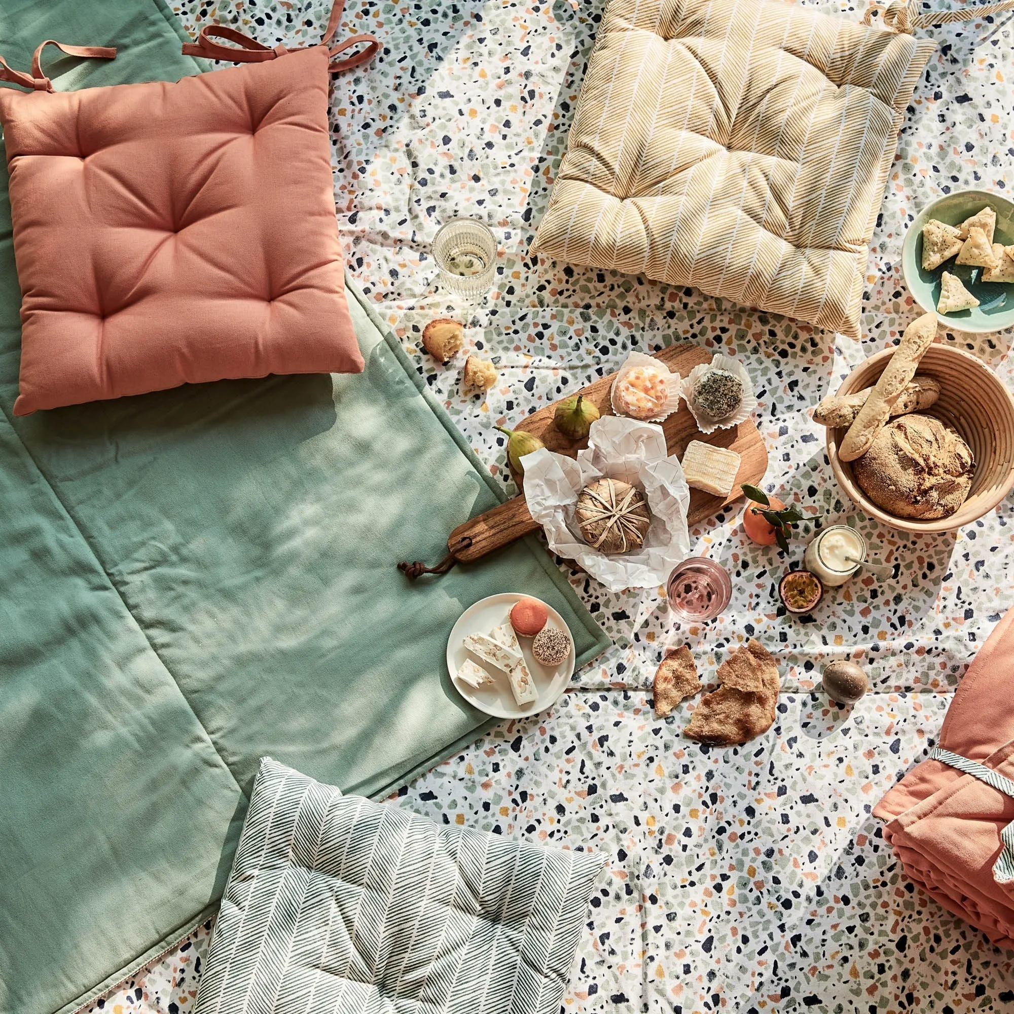 Visso Picnic Blanket [Green grey/Light papaya/Charcoal/Papaya]